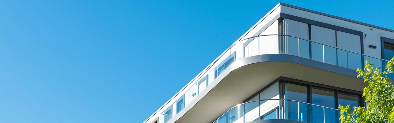 Modernt-flerbostadshus-mot-blå-himmel